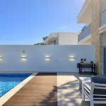 Villa Barinel By Cleverdetails Located In A Quiet And Privileged Area Of Vilamoura